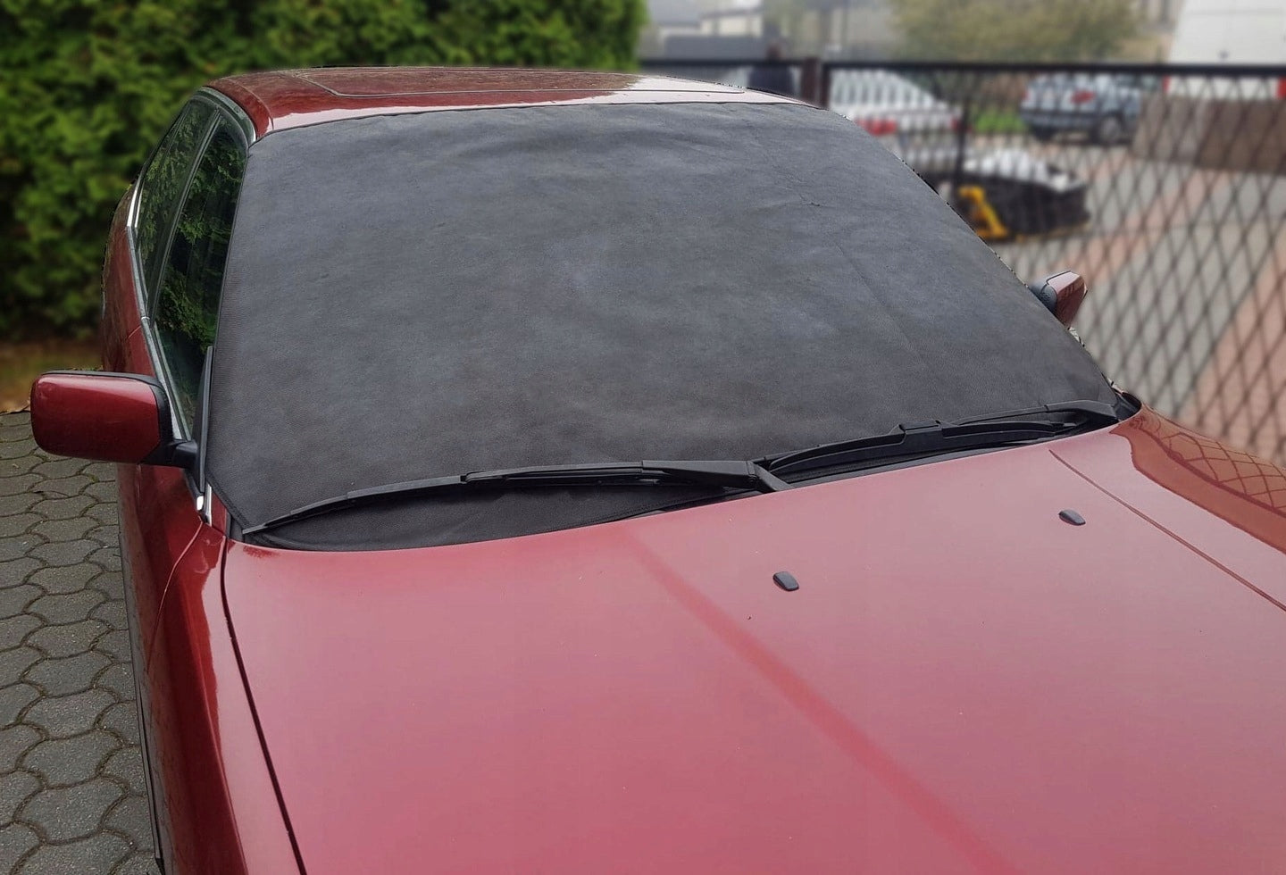 PRIEŠŠALINĖ MATINĖ PRIEKINIO STIKLO APSAUGA SU SAGTIES UŽTVIRTINIMU