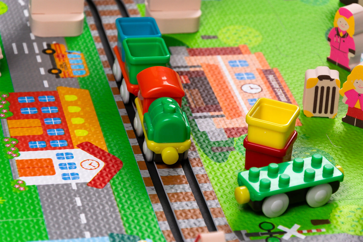 PUTŲ DELUXE 3D kilimėlis su traukinuku ant baterijų, bėgiai, edukacinis rinkinys 56 elementų.