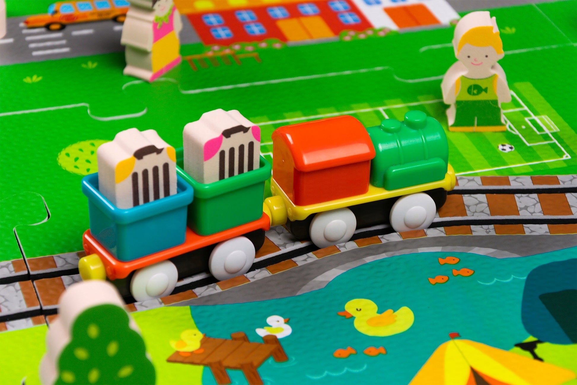 PUTŲ DELUXE 3D kilimėlis su traukinuku ant baterijų, bėgiai, edukacinis rinkinys 56 elementų.