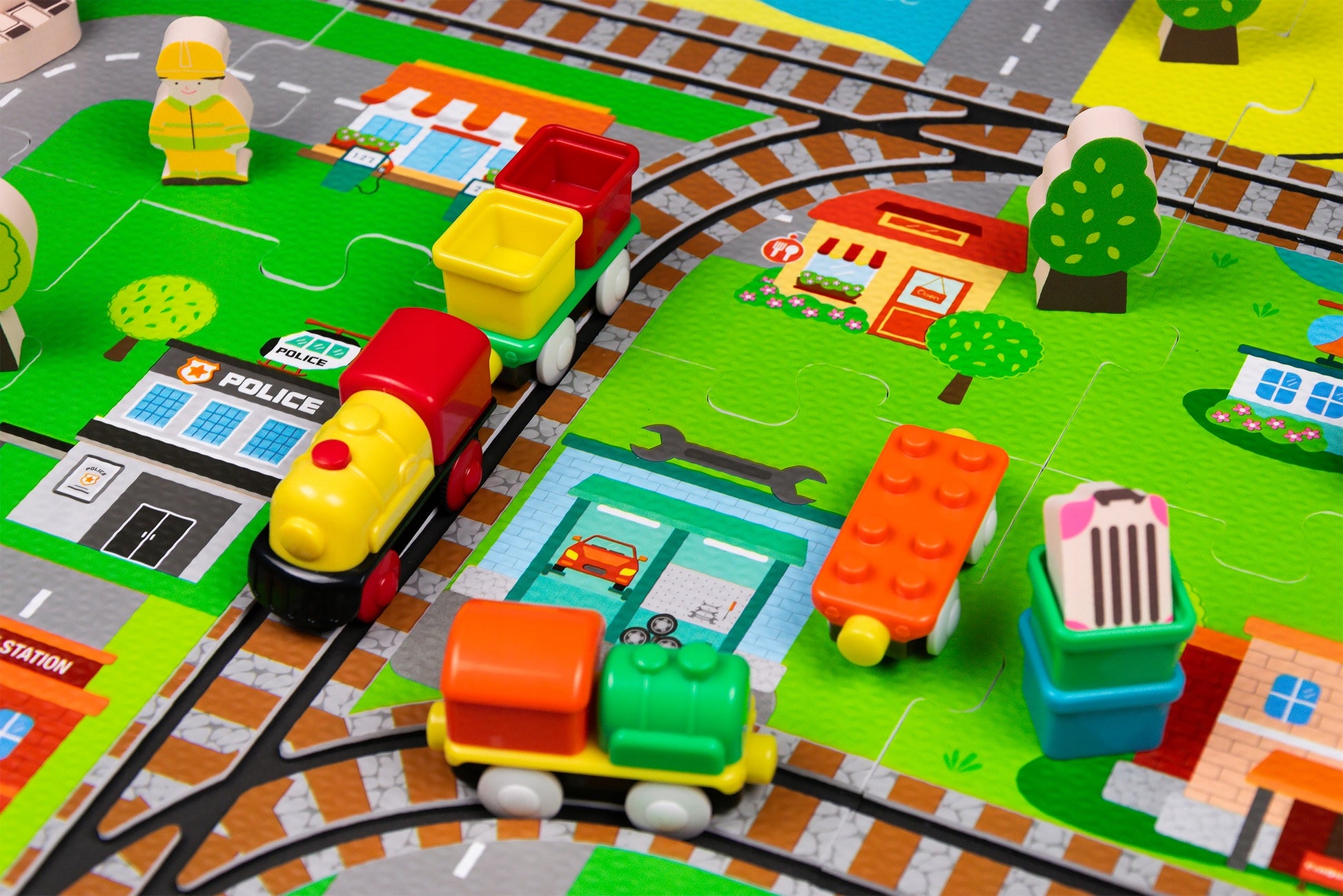 PUTŲ DELUXE 3D kilimėlis su traukinuku ant baterijų, bėgiai, edukacinis rinkinys 56 elementų.