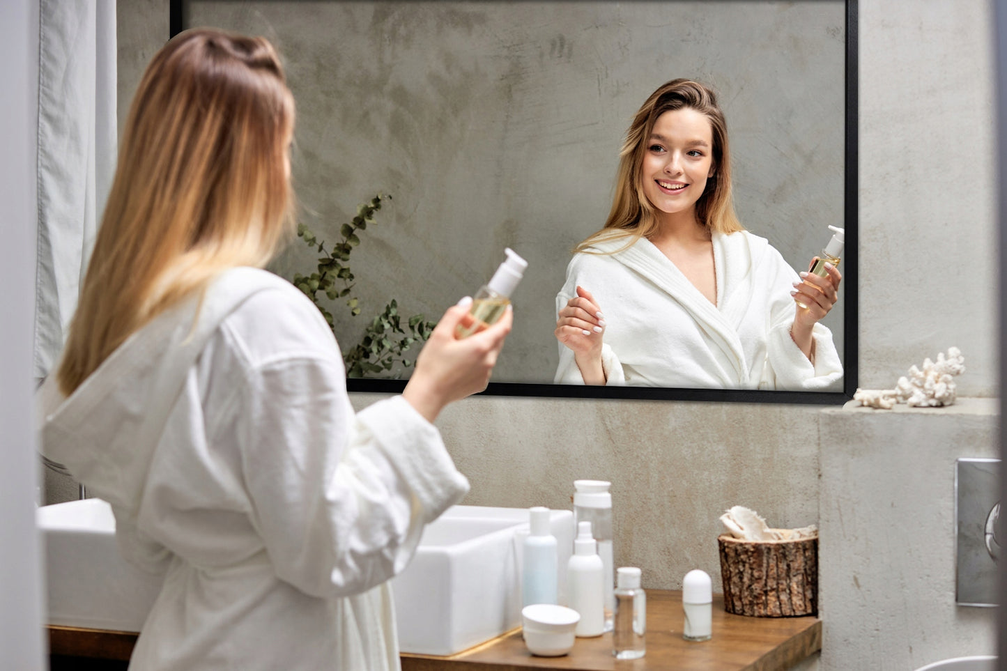 Modernus sieninis veidrodis su juodu rėmu 70x50 cm