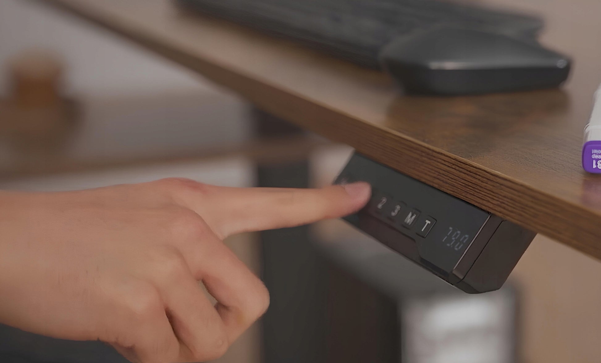 Modernus stilingas L formos juodas elektrinis rašomasis stalas