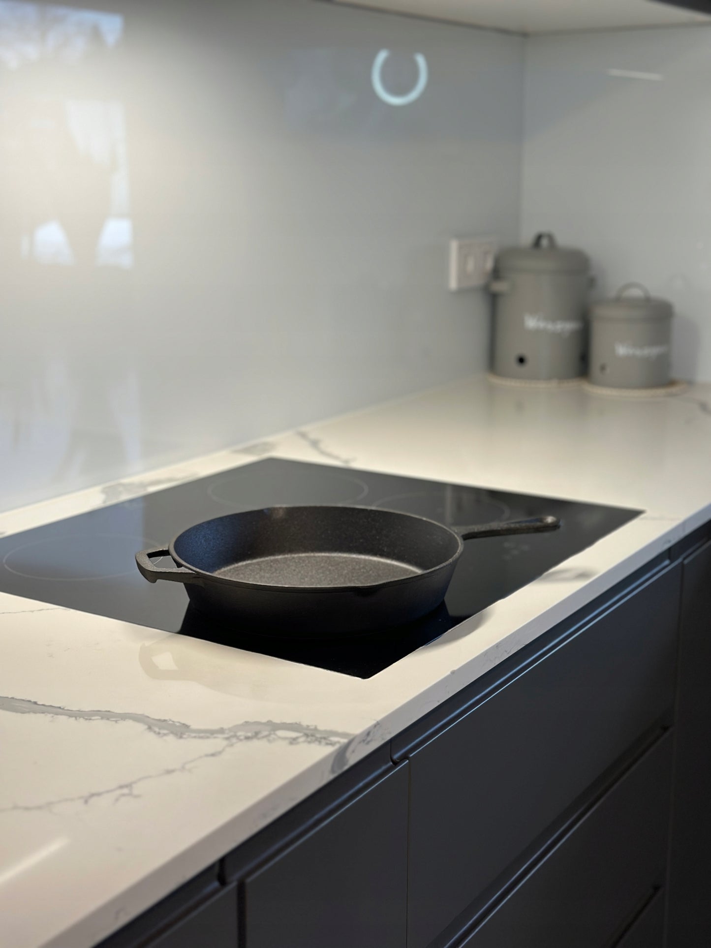 DĖL 30 cm Dydžio Ketaus Keptuvė su Rankena, Indukcijai, Griliui, Dujoms