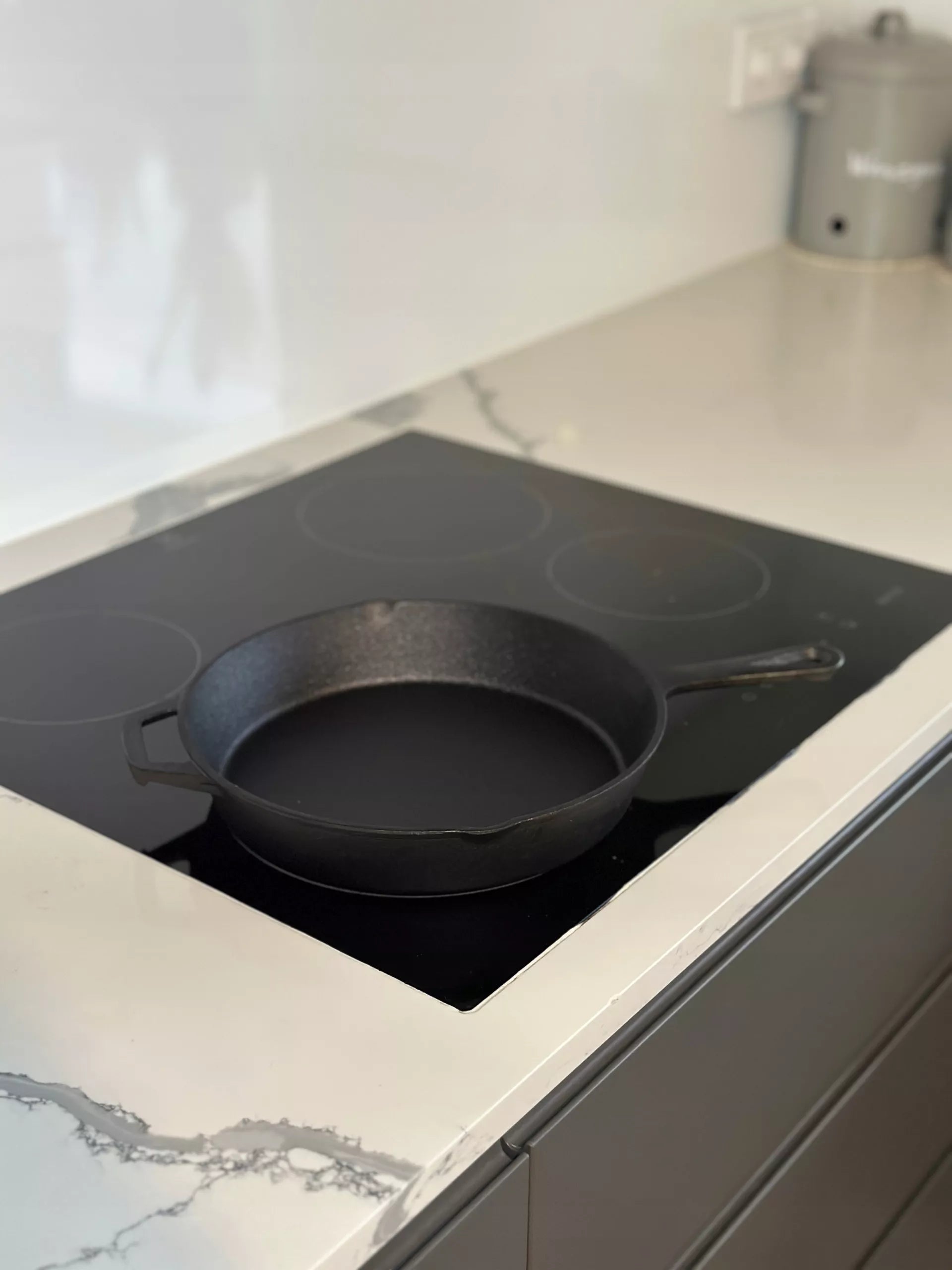 DĖL 30 cm Dydžio Ketaus Keptuvė su Rankena, Indukcijai, Griliui, Dujoms