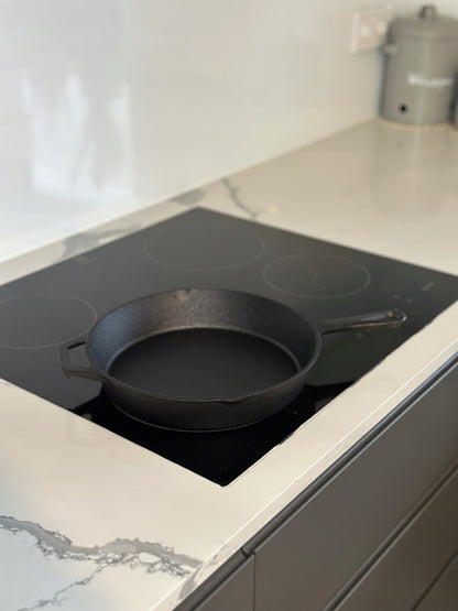 DĖL 30 cm Dydžio Ketaus Keptuvė su Rankena, Indukcijai, Griliui, Dujoms