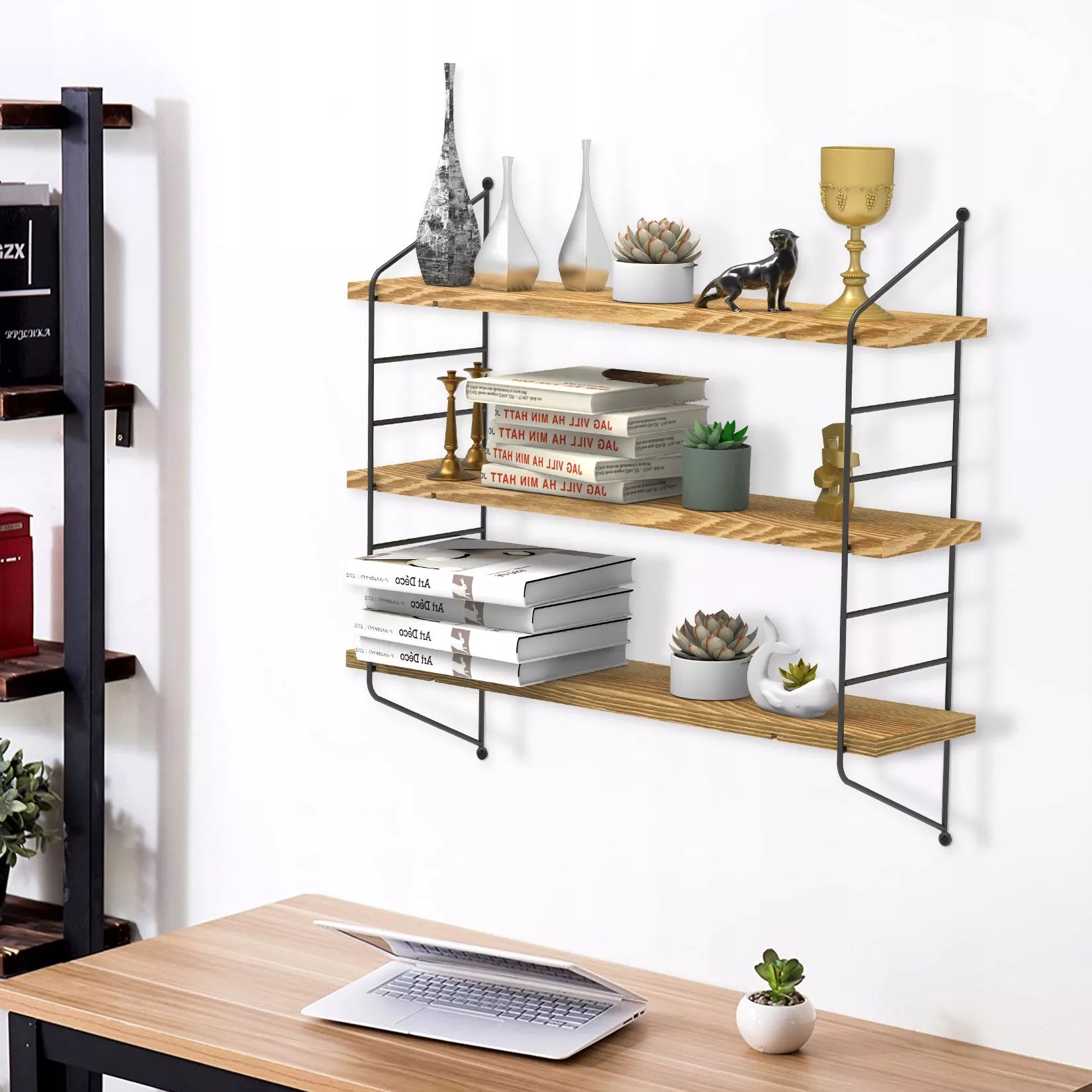 Juoda metalinė loft stiliaus kabanti lentyna svetainei ant sienos