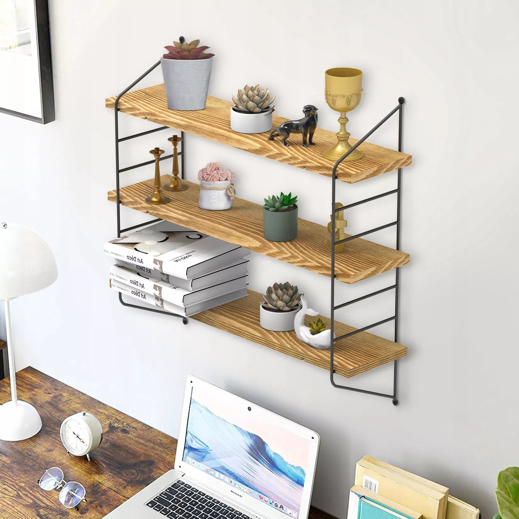 Juoda metalinė loft stiliaus kabanti lentyna svetainei ant sienos