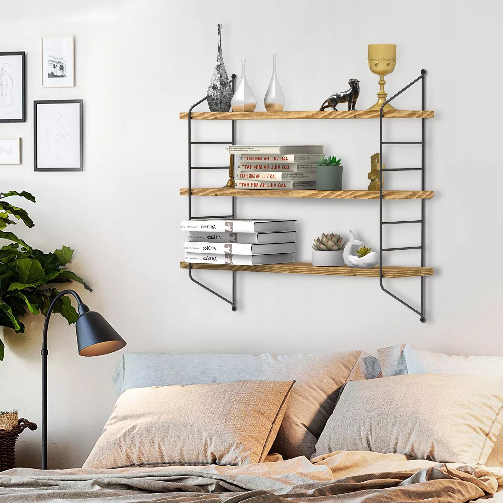 Juoda metalinė loft stiliaus kabanti lentyna svetainei ant sienos