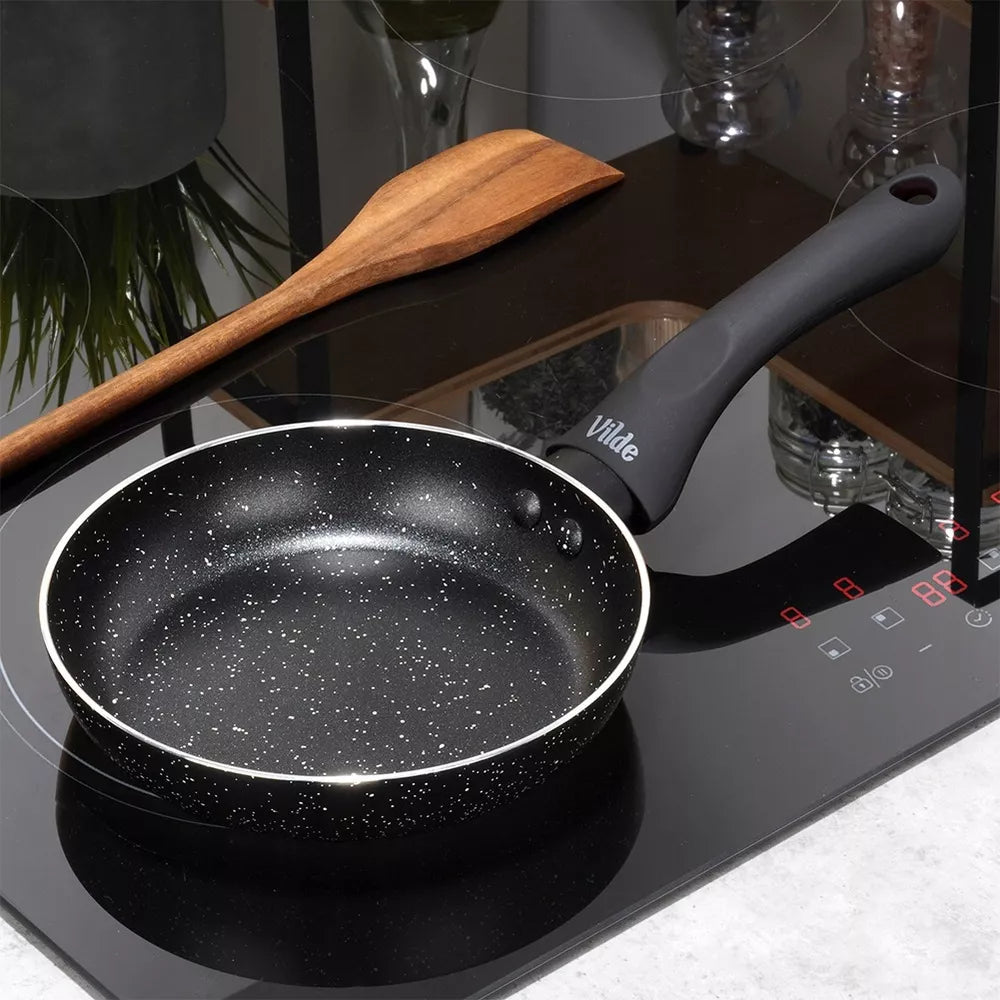 BLACK LINE 16 cm granitinė keptuvė kepimui ir troškinimui, skirta dujinėms ir indukcinėms viryklėms