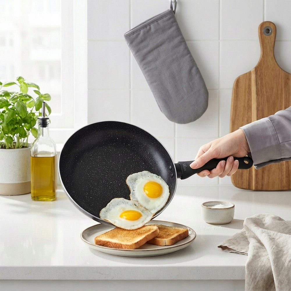 GRANITINĖ keptuvė kepimui, troškiniams BLACK LINE 28 cm dujinėms, indukcinėms viryklėms