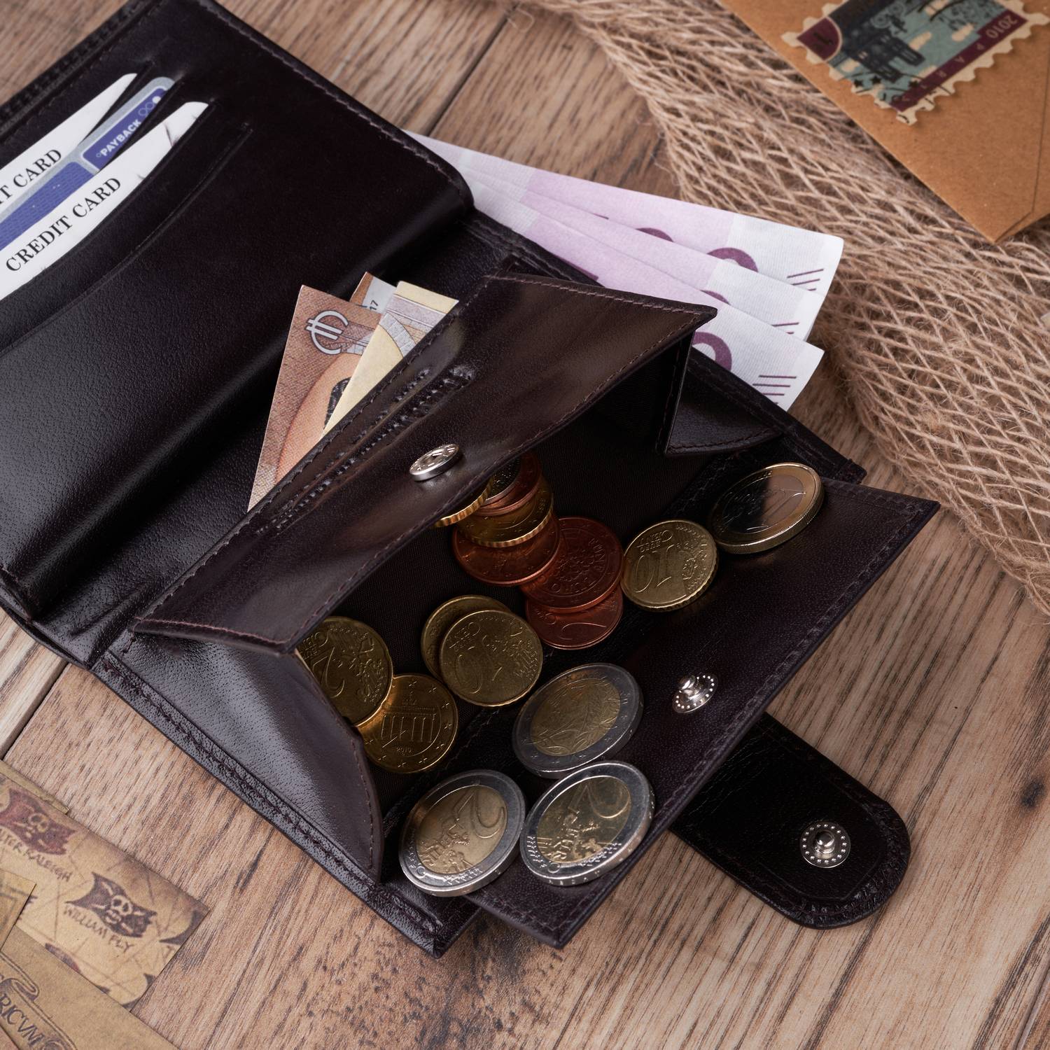 Odinė vyriška "Paolo Peruzzi" piniginė, užsegama atvartu, su RFID apsauga, rudoje dėžutėje