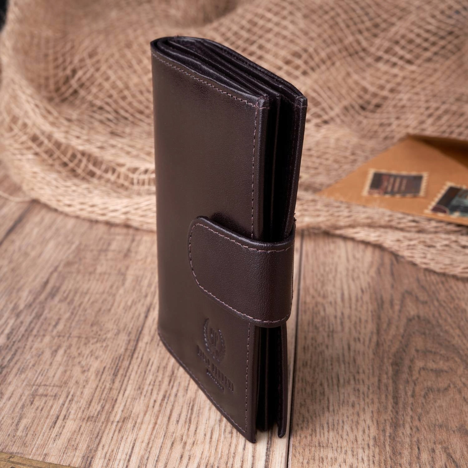 Odinė vyriška "Paolo Peruzzi" piniginė, užsegama atvartu, su RFID apsauga, rudoje dėžutėje