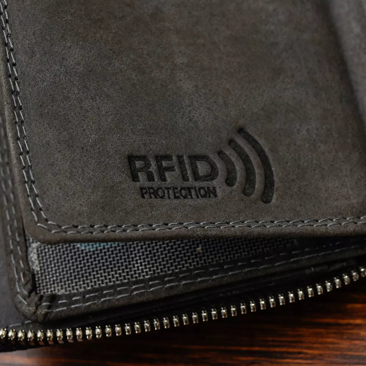Vyriška odinė pilka RFiD piniginė vertikali didelė užsegama nubuko Beltimore