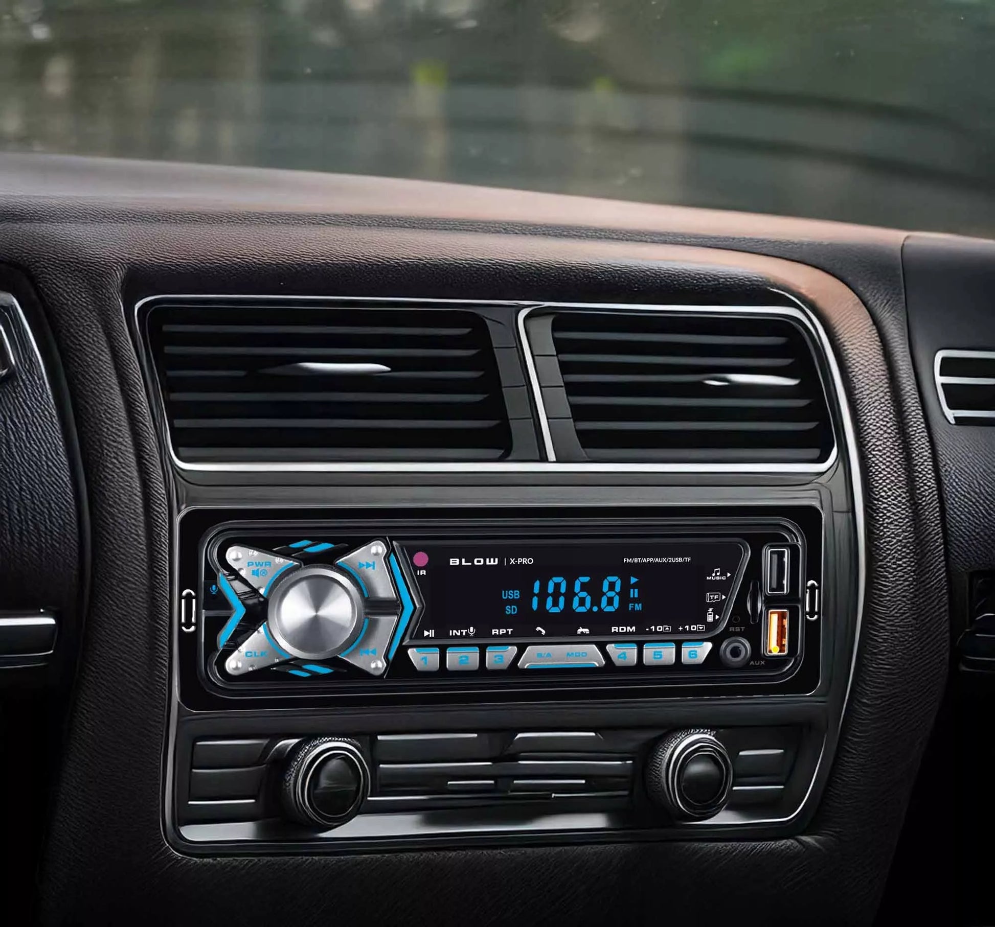 Automobilio radijas su Bluetooth, 1-DIN, USB, AUX, SD, mikrofonas, nuotolinio valdymo pultas, baterija, komplektas