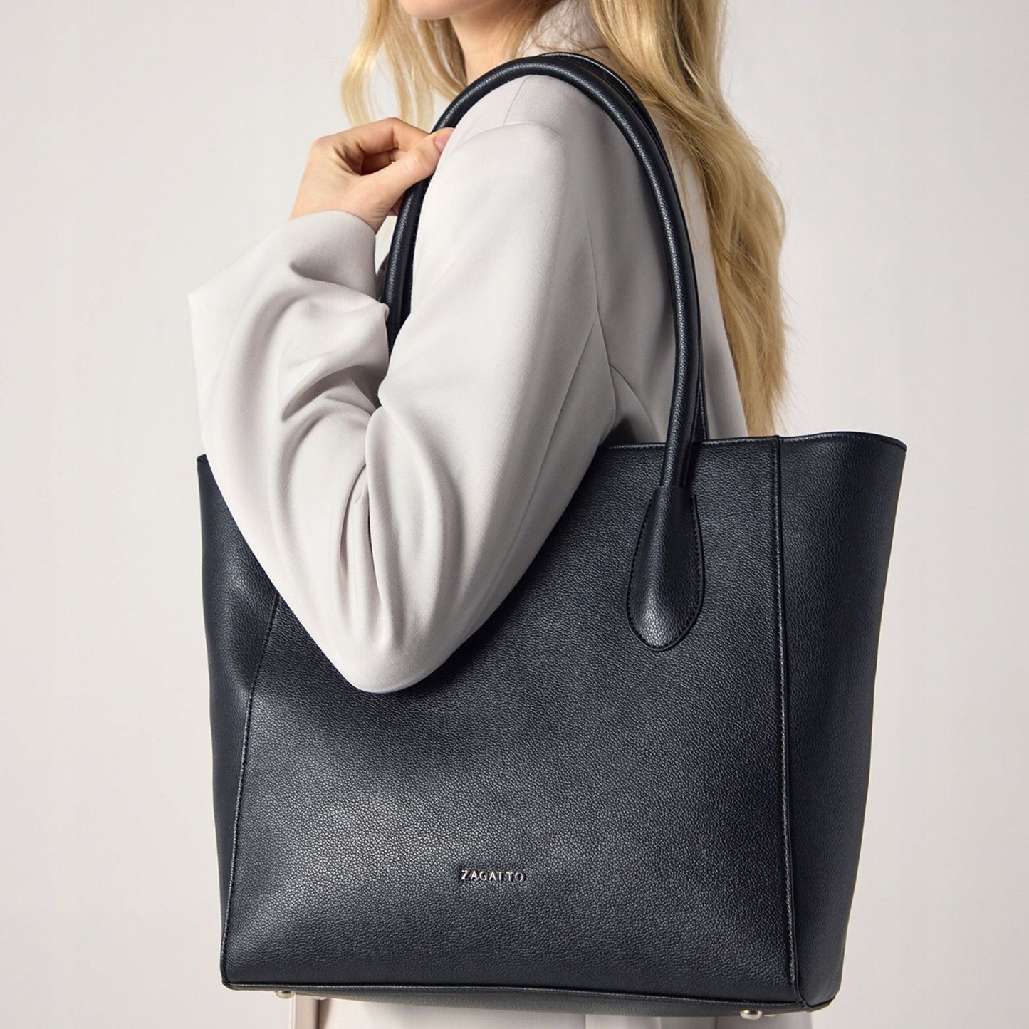 Moteriška rankinė "ZAGATTO" iš ekoodos 41x31x10cm, talpinanti A4 formato dokumentus, skirta į mokyklą, darbą, nešiojama ant peties