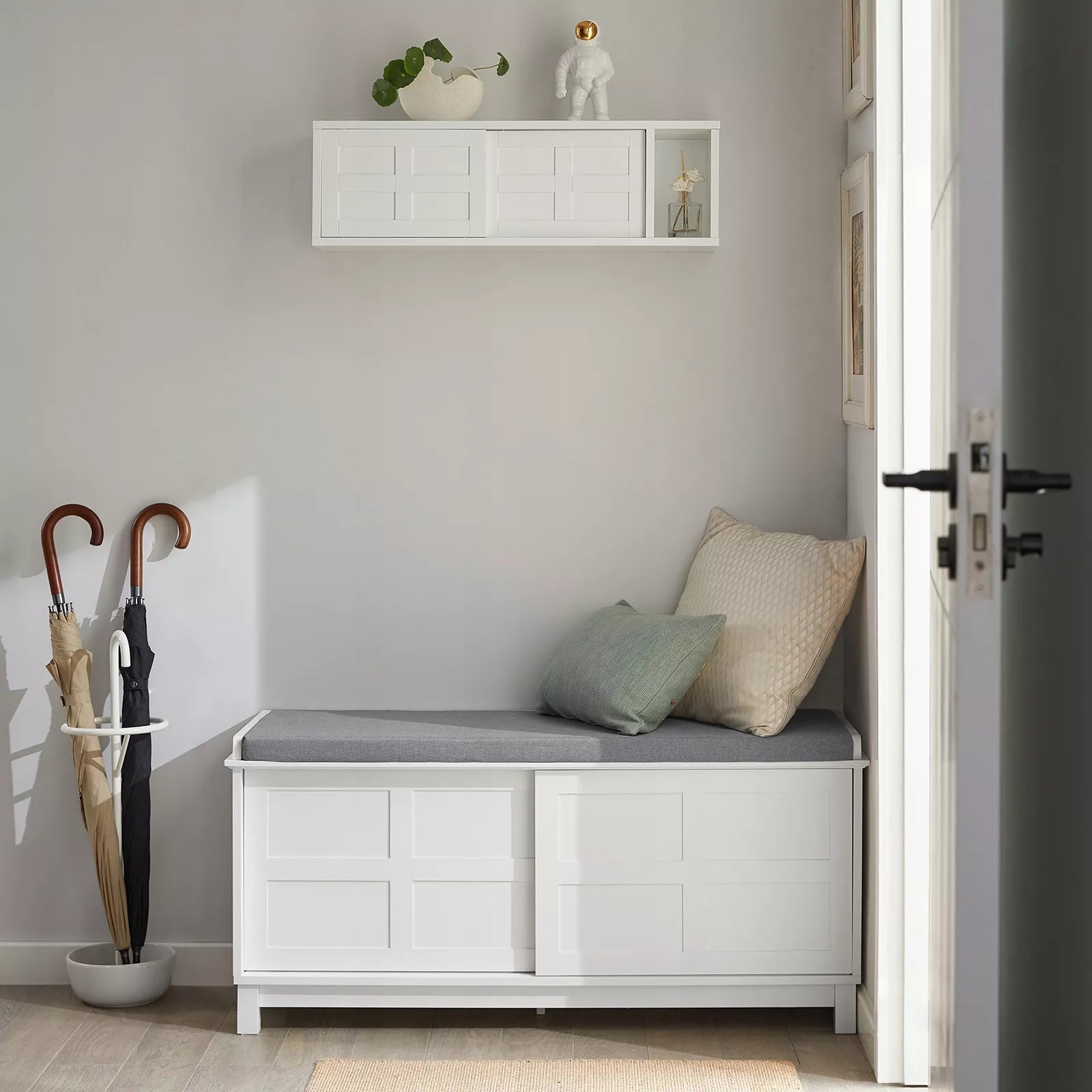 SoBuy batų spintelė su sėdyne, stumdomos durys, balta FSR86-W