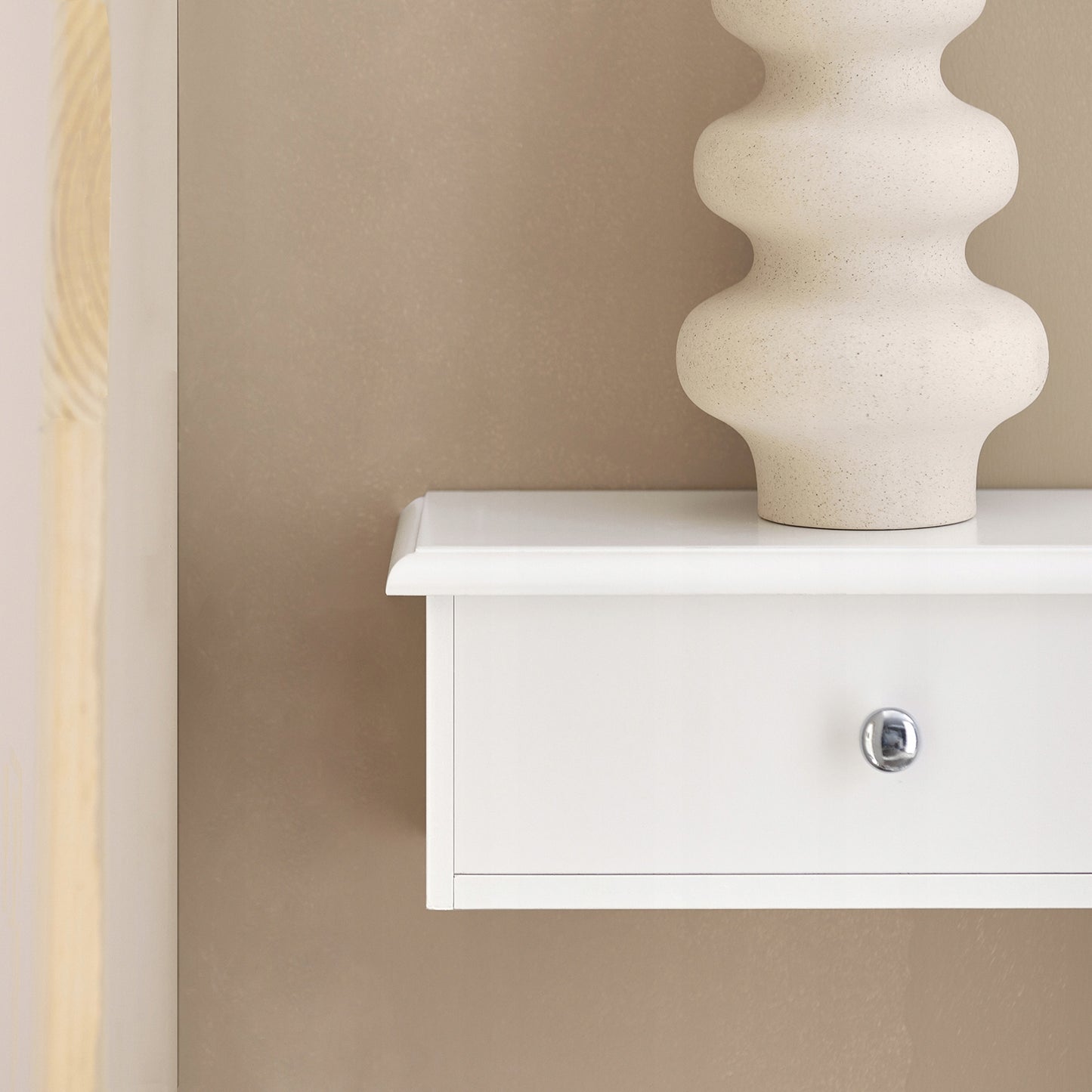 Sobuy Baltas sieninis pakabinamas su 2 stalčiais lentynų stovas svetainei FRG43-W