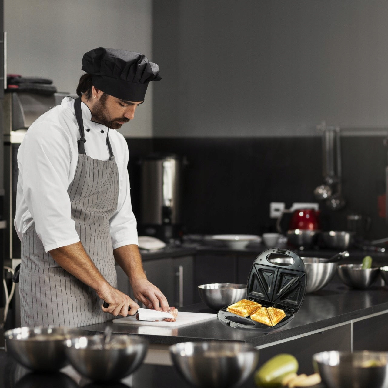 Galingas 750W sumuštinių skrudintuvas, skirtas trikampiams sumuštiniams, saugus