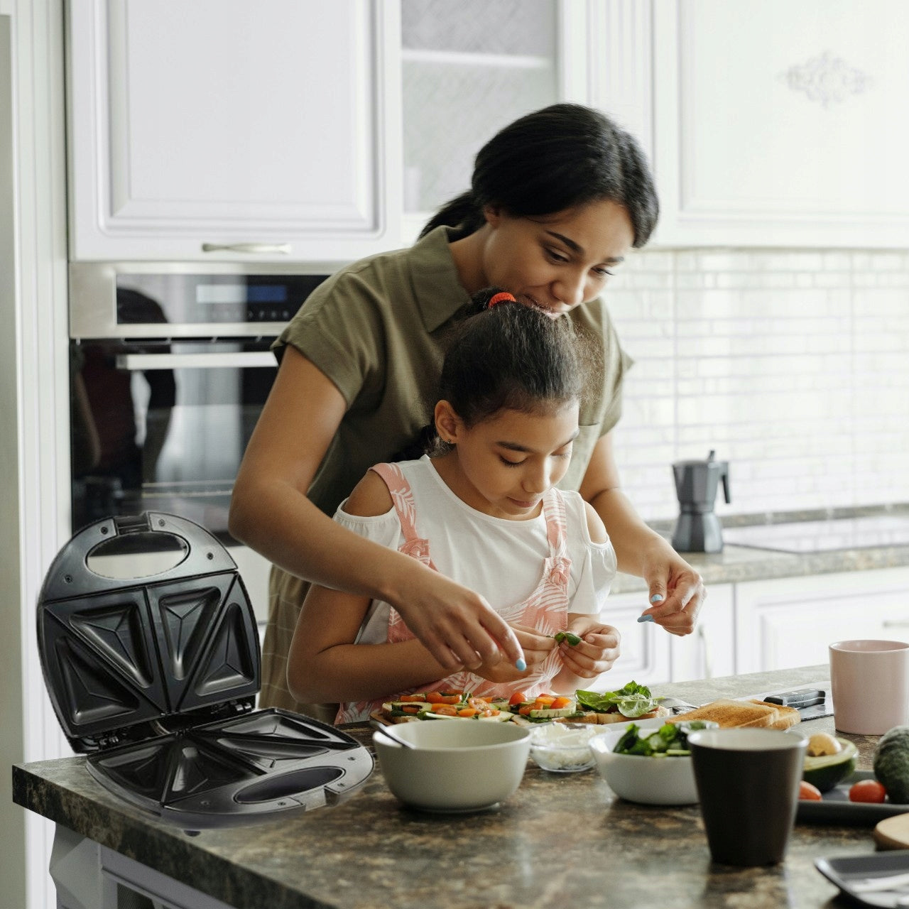 Galingas 750W sumuštinių skrudintuvas, skirtas trikampiams sumuštiniams, saugus