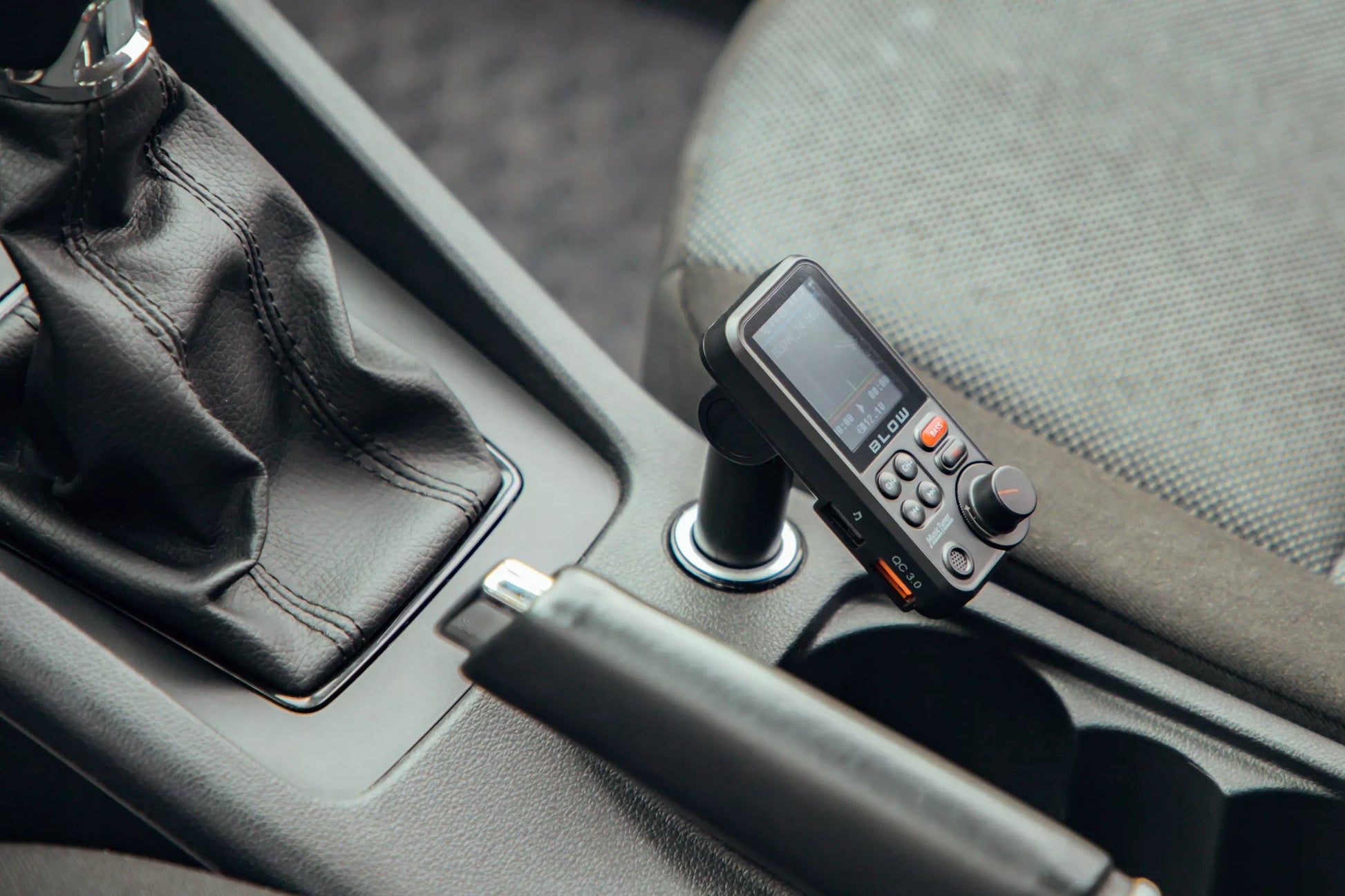 BLUETOOTH 5.0 FM SIŲSTUVAS LAISVŲ RANKŲ ĮRANGA QC3.0 SD BASS DIDELIS LCD 24V