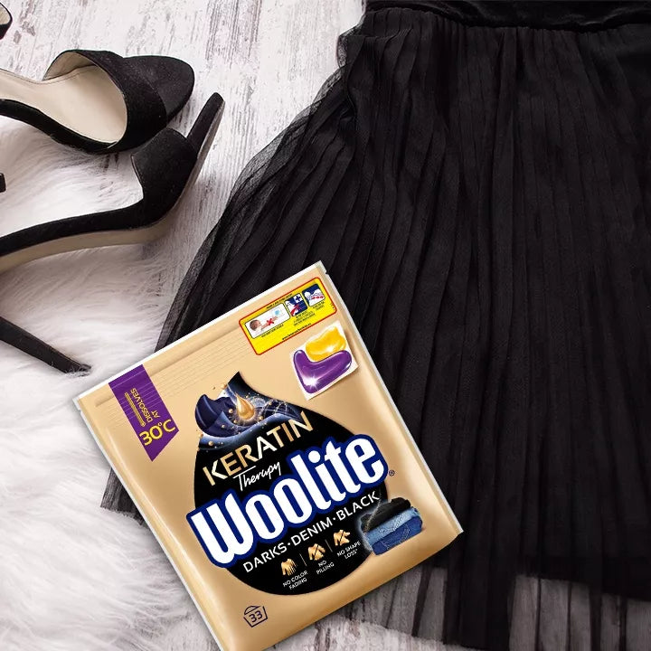 Woolite Dark juodų drabužių skalbimo kapsulės su keratino spalva, 33 vnt.