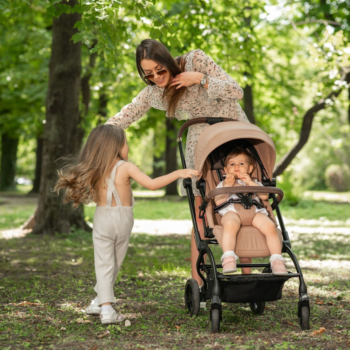 Vežimėlis sportinis pasukamas iki 22 kg, su galimybe tvirtinti priekiu ir nugara į važiavimo kryptį Lorelli Makaya