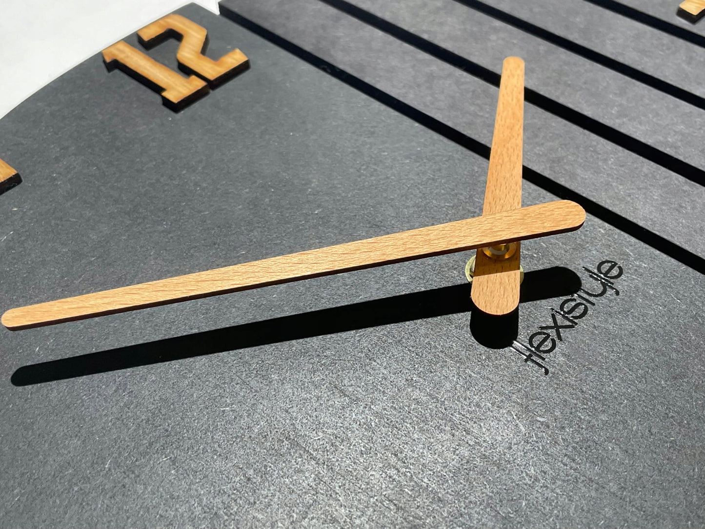 Medinis sieninis laikrodis Asimetrija 30cm juodas tylus svetainei FLEXISTYLE