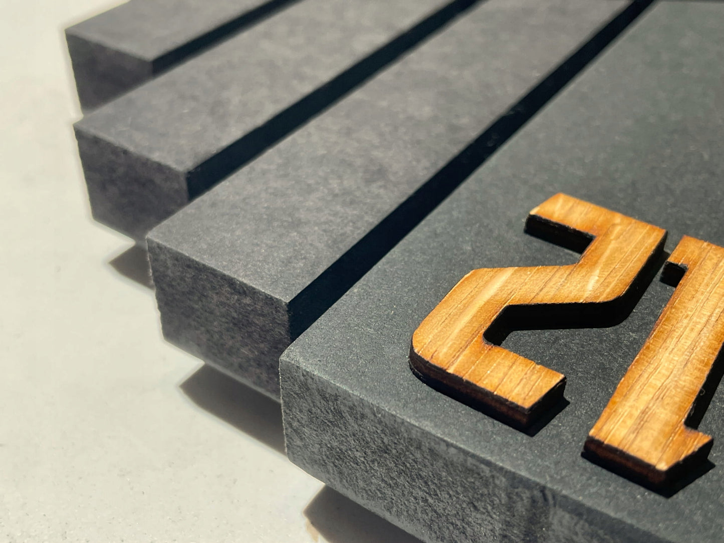 Medinis sieninis laikrodis Asimetrija 30cm juodas tylus svetainei FLEXISTYLE