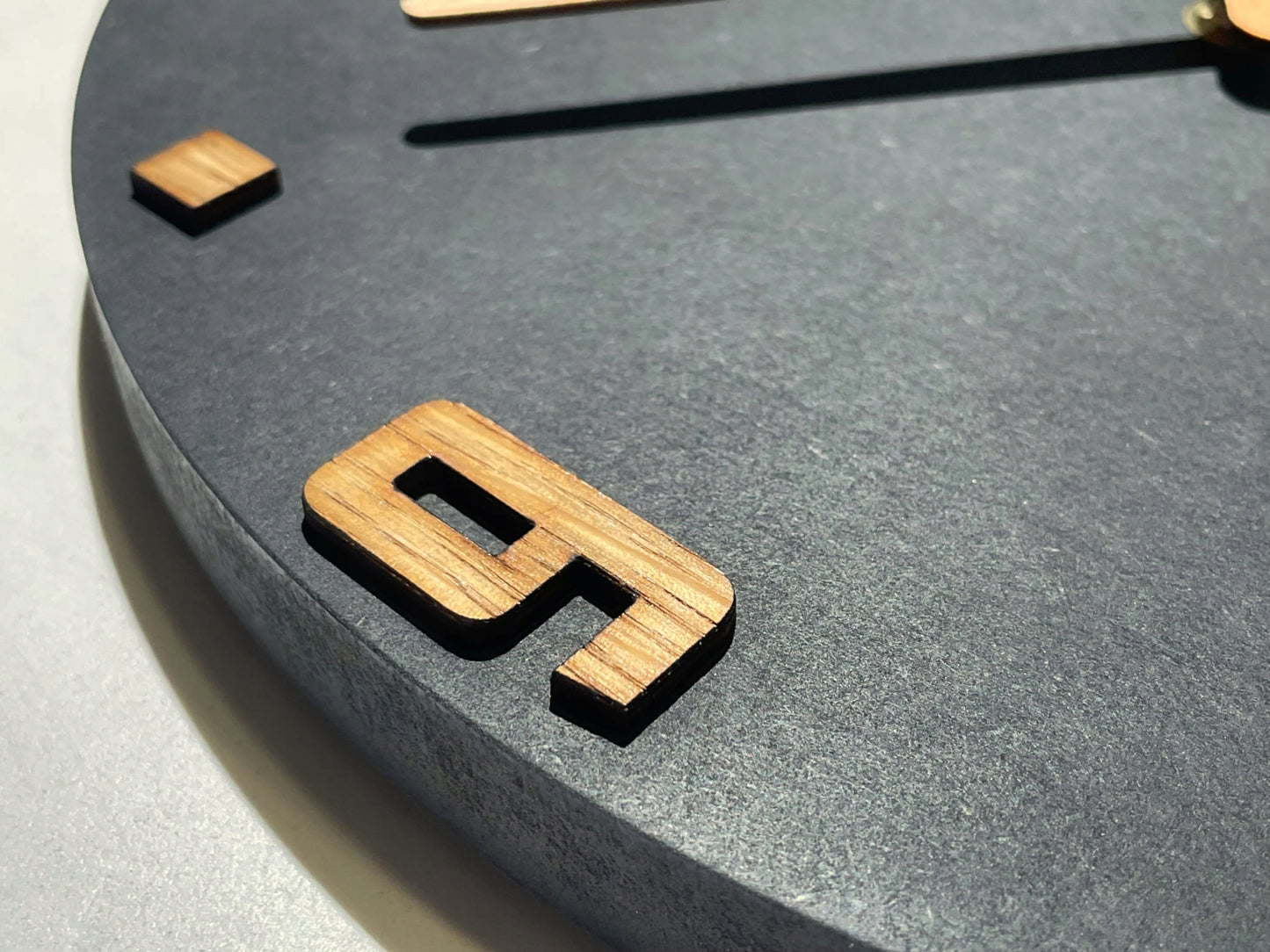 Medinis sieninis laikrodis Asimetrija 30cm juodas tylus svetainei FLEXISTYLE