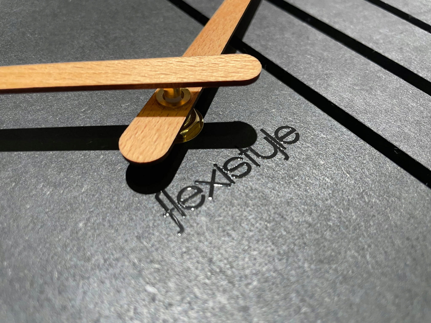 Medinis sieninis laikrodis Asimetrija 30cm juodas tylus svetainei FLEXISTYLE