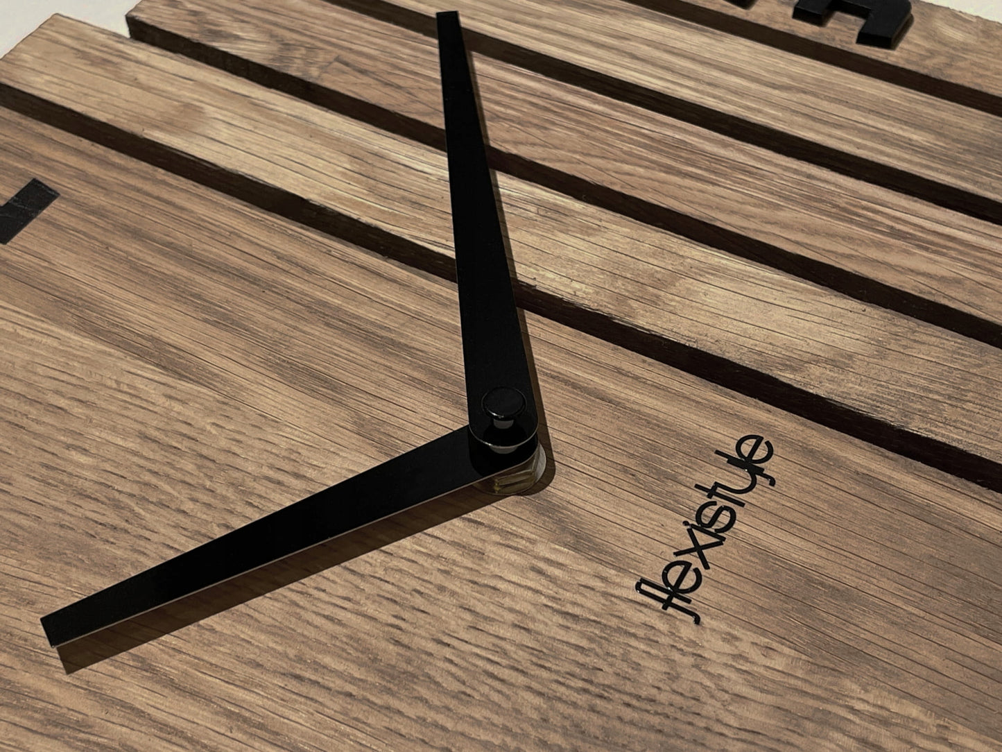 Medinis sieninis laikrodis Asimetrija 30cm ąžuolinis rudas tylus skirtas svetainei