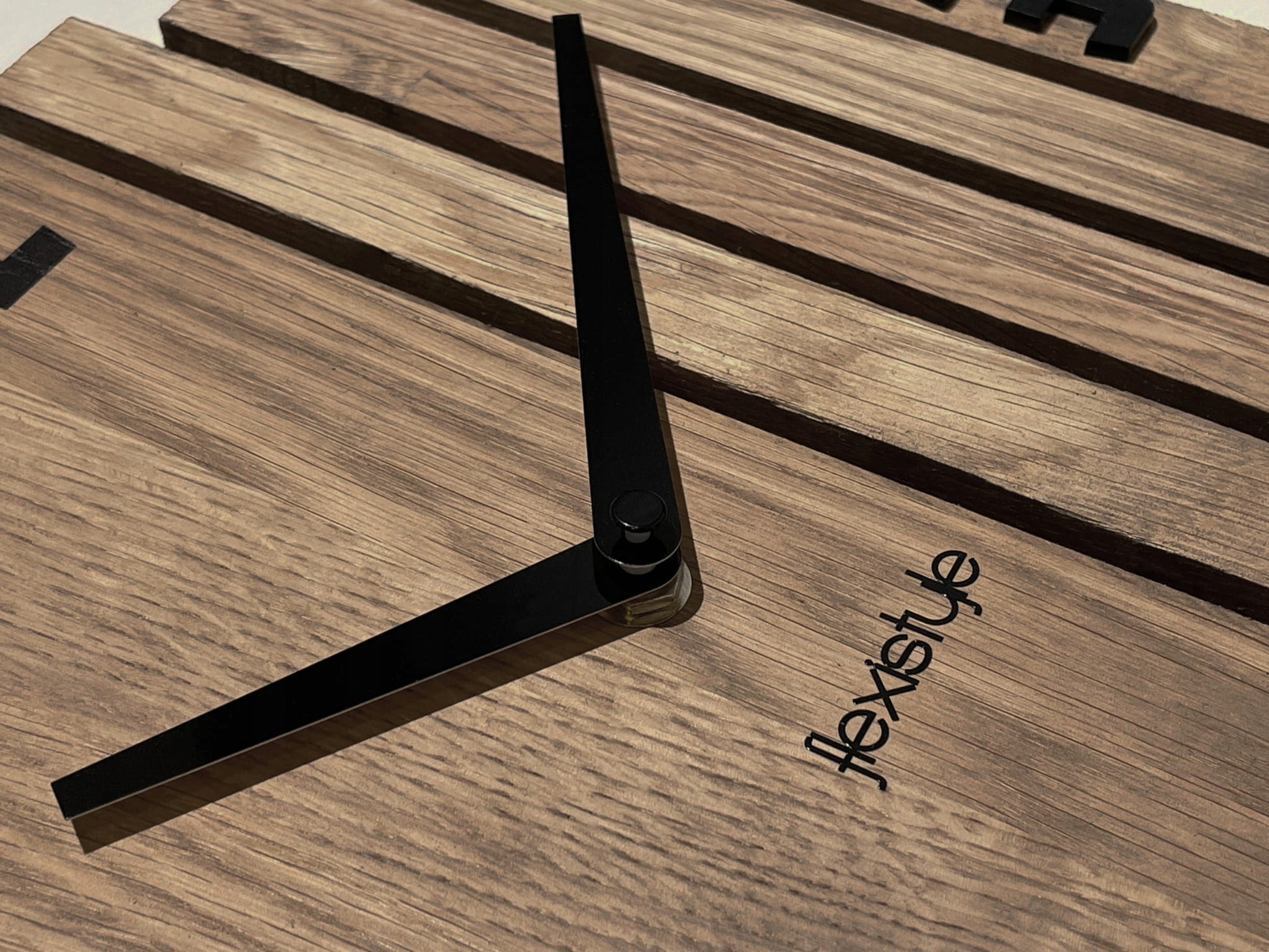 Medinis sieninis laikrodis Asimetrija 30cm ąžuolinis rudas tylus skirtas svetainei