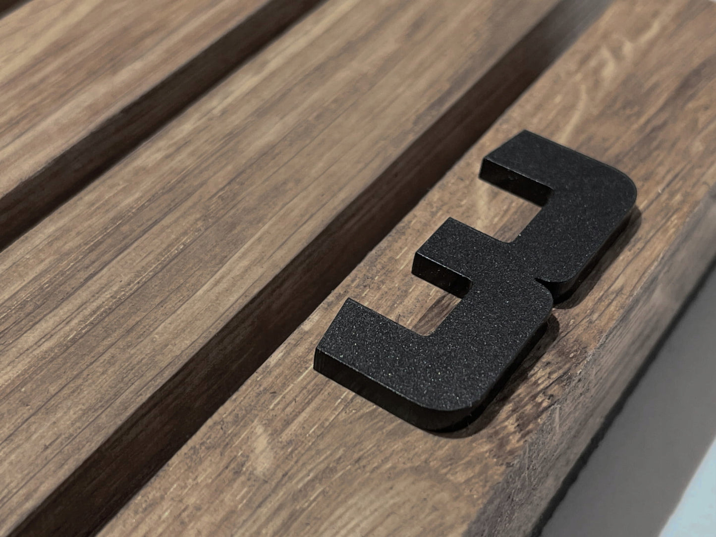 Medinis sieninis laikrodis Asimetrija 30cm ąžuolinis rudas tylus skirtas svetainei