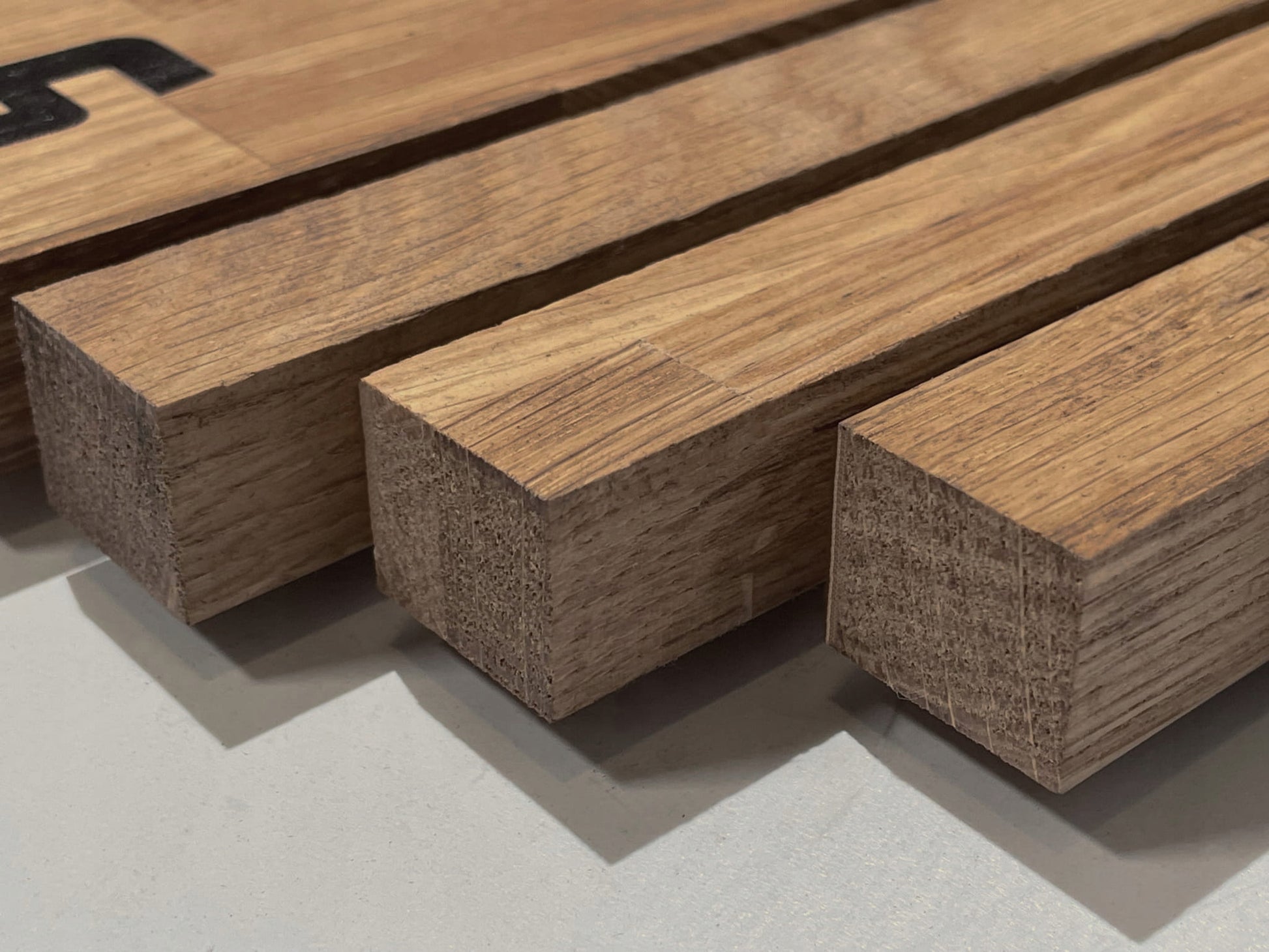 Medinis sieninis laikrodis Asimetrija 30cm ąžuolinis rudas tylus skirtas svetainei