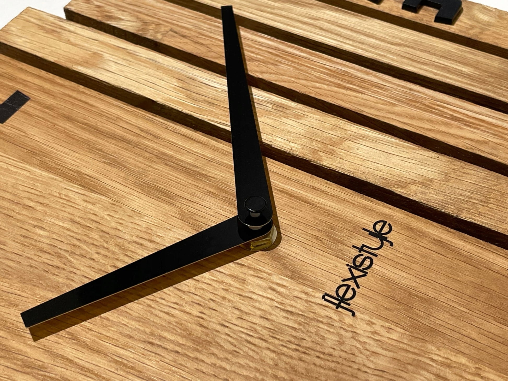 Medinis sieninis laikrodis Asimetrija 30cm ąžuolinis tylus svetainei