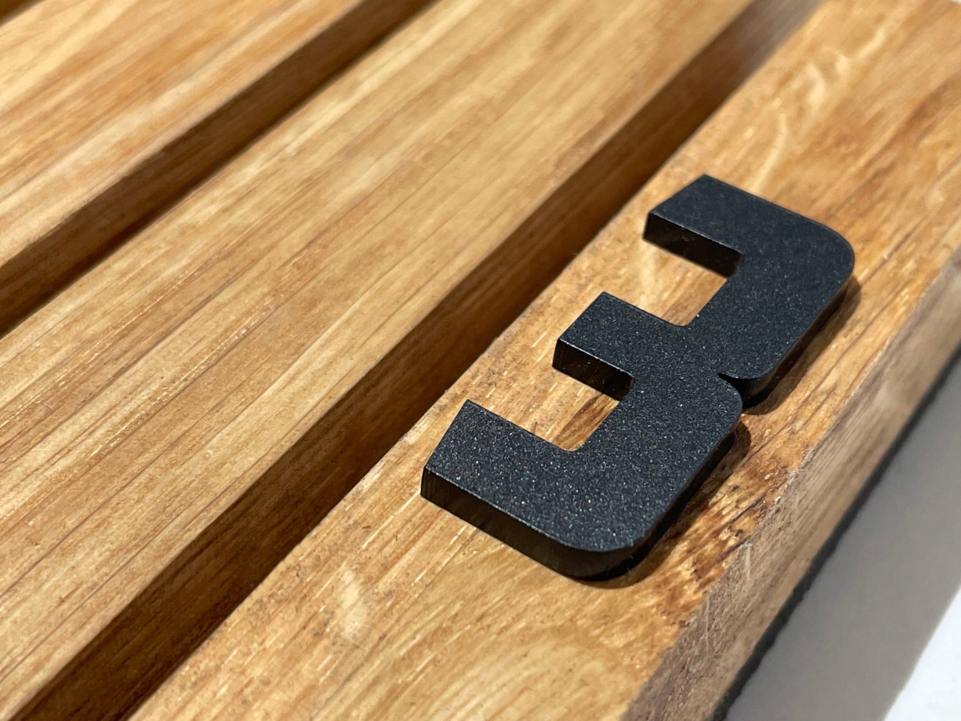 Medinis sieninis laikrodis Asimetrija 30cm ąžuolinis tylus svetainei