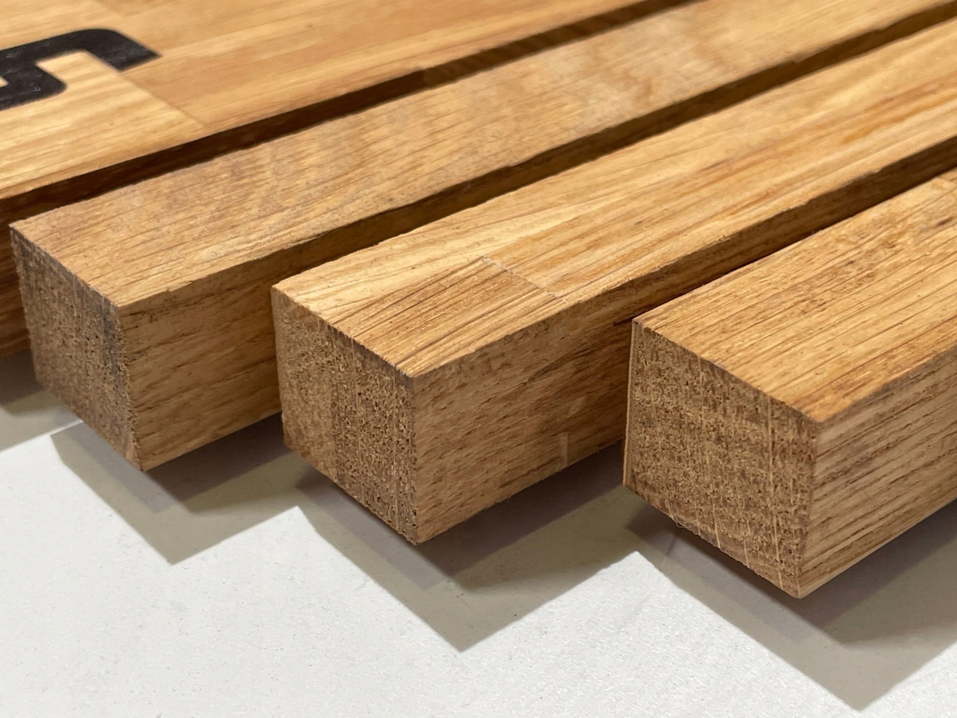 Medinis sieninis laikrodis Asimetrija 30cm ąžuolinis tylus svetainei