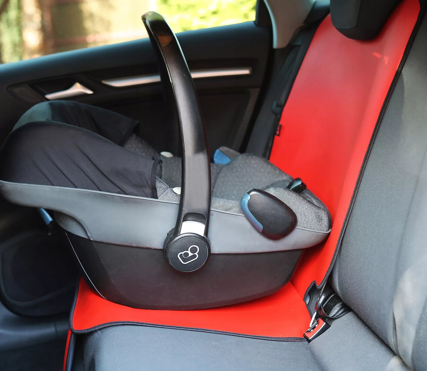 Storas apsauginis kilimėlis po automobilio kėdute