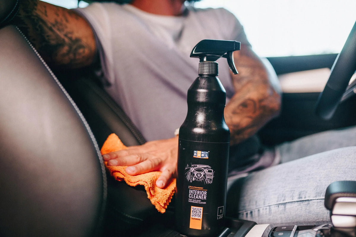 ADBL rinkinys automobilio odiniams apmušalams ir plastikui valyti, 2 × 500 ml