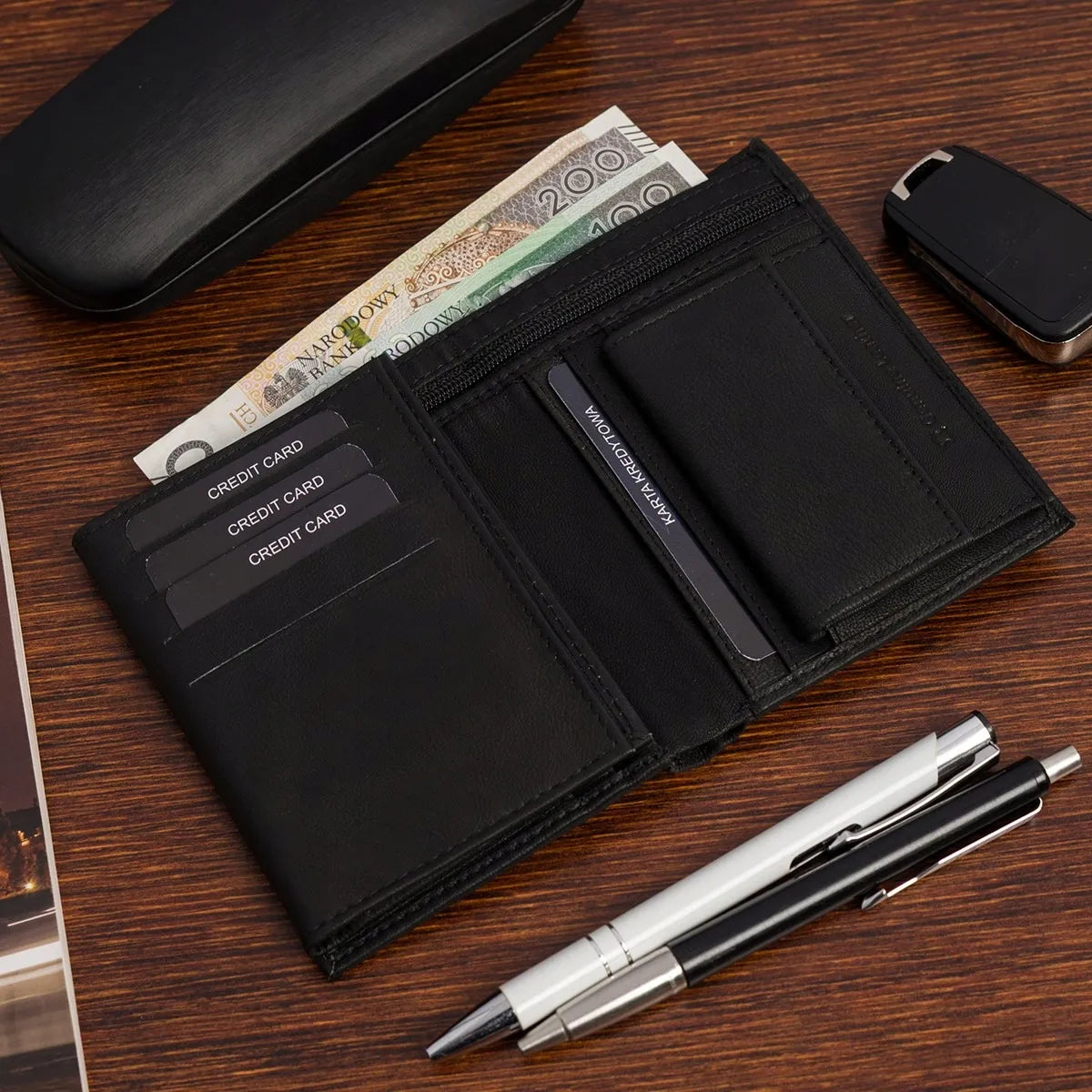 „Beltimore“ K48 klasikinė didelė juoda vertikali vyriška natūralios odos piniginė