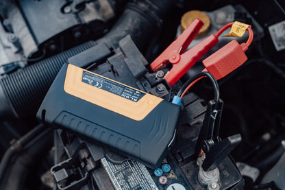 BLOW JS-15 automobilio užvedimo įrenginys su powerbank funkcija, žibintuvėliu ir saugos plaktuku, 12800 mAh