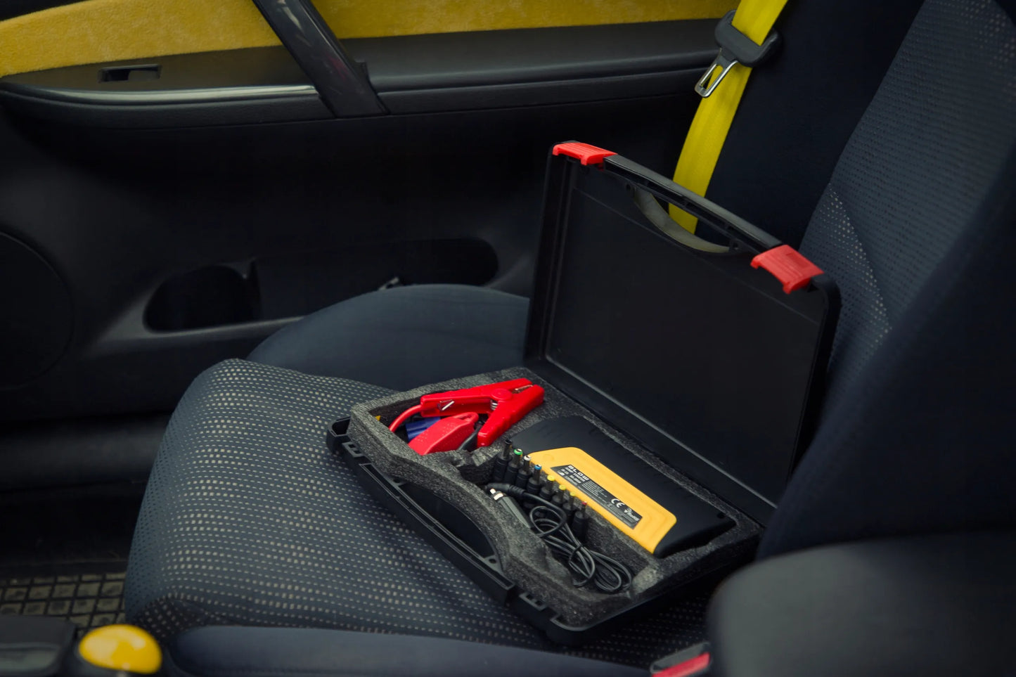 BLOW JS-15 automobilio užvedimo įrenginys su powerbank funkcija, žibintuvėliu ir saugos plaktuku, 12800 mAh