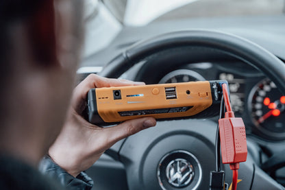 BLOW JS-15 automobilio užvedimo įrenginys su powerbank funkcija, žibintuvėliu ir saugos plaktuku, 12800 mAh