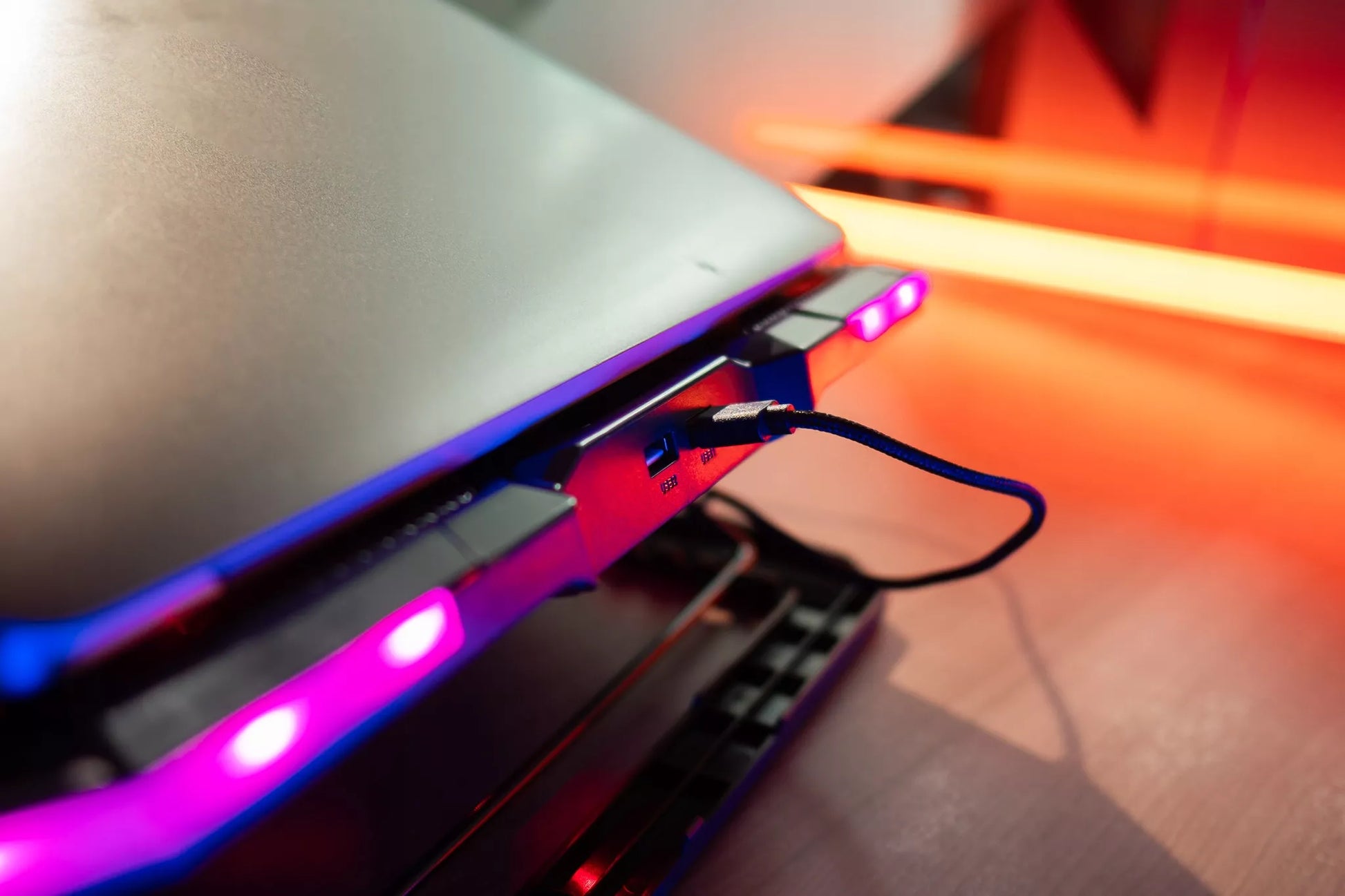 Reguliuojamas nešiojamojo kompiuterio aušinimo stovas 9-17'' LED RGB 2x USB