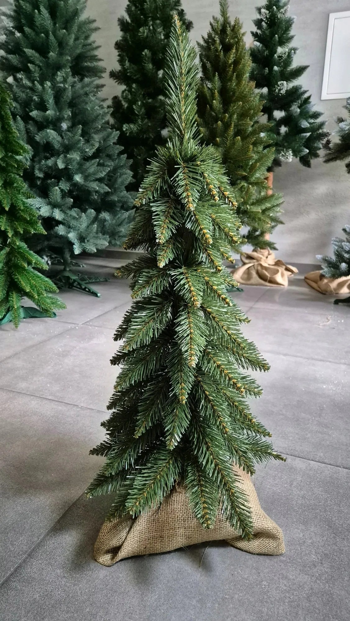 Dirbtinė eglutė 75 cm siaura SLIM eglė tanki žalia klasikinė su stovu