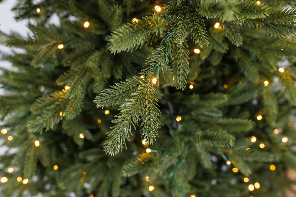 Dirbtinė eglutė Arkties eglė žalia PE+PVC 1,95 m + LED girlianda