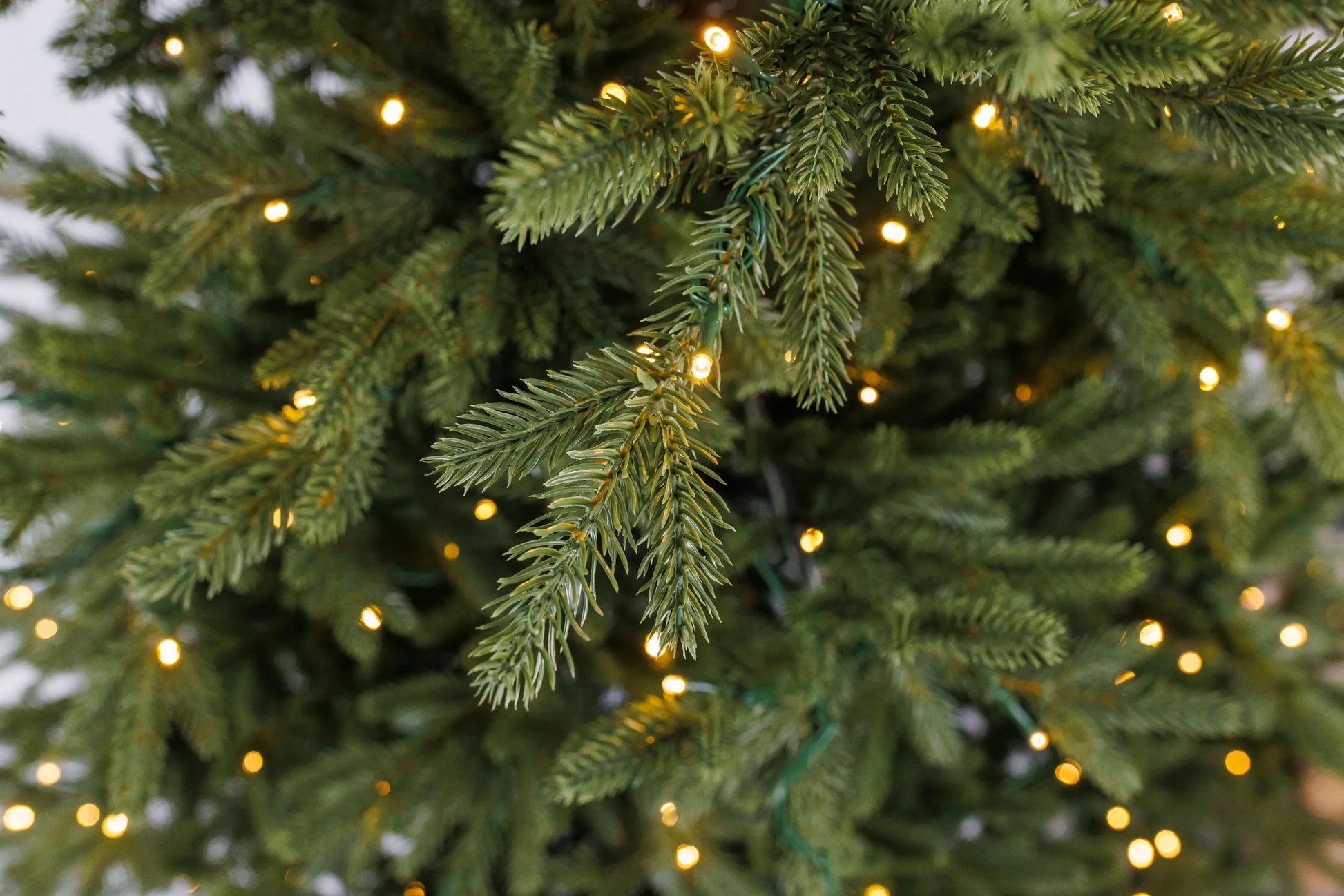 Dirbtinė eglutė Arkties eglė žalia PE+PVC 1,95 m + LED girlianda
