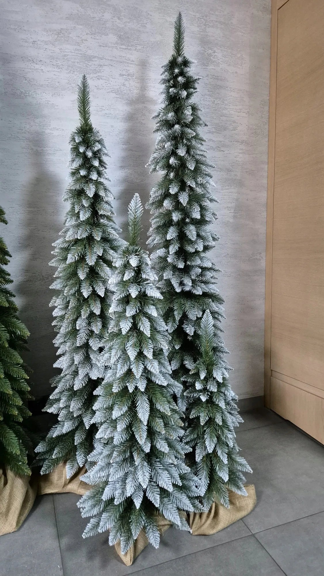 Dirbtinė eglutė Slim Tatrų eglė 160 cm, lengvai apsnigta, siaura