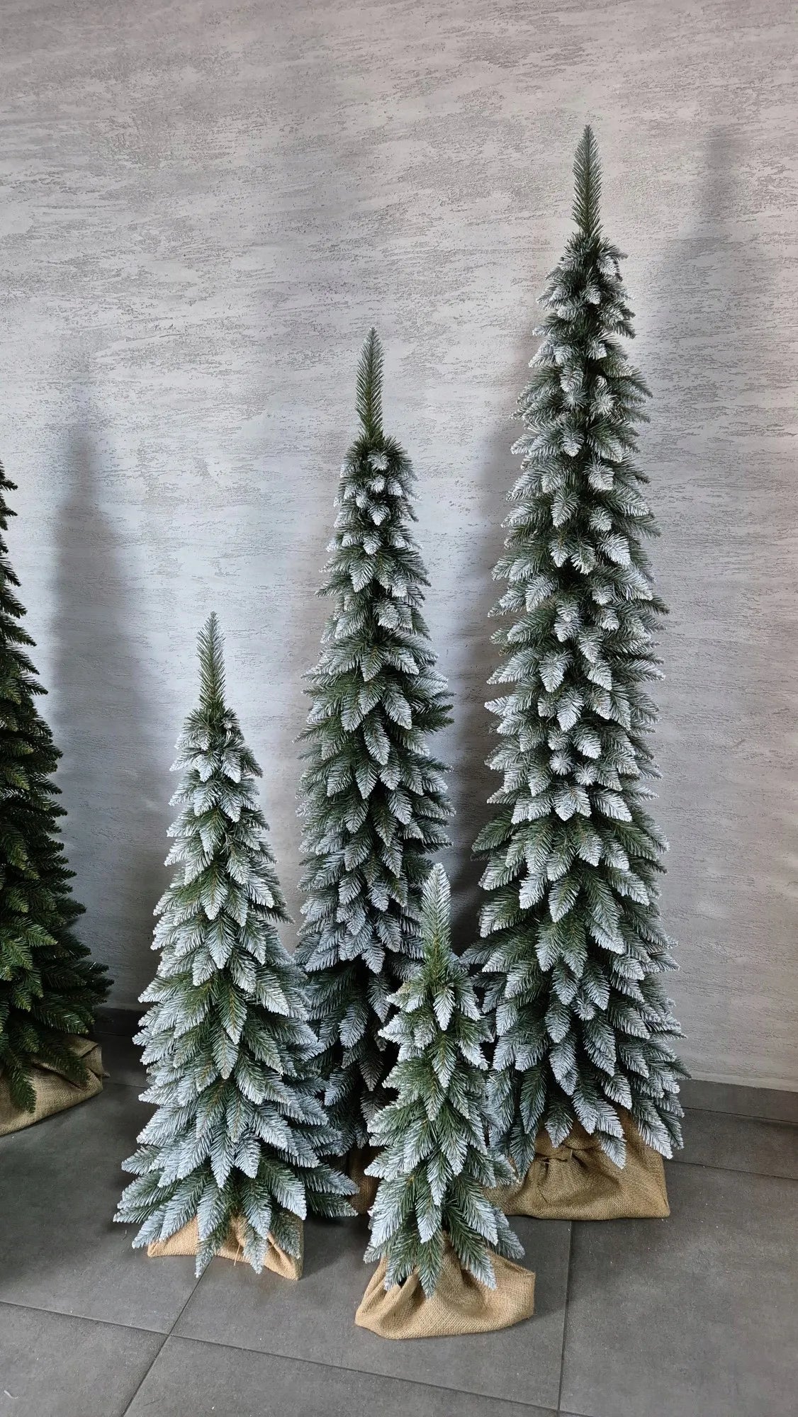 Dirbtinė eglutė SLIM Tatrų eglė, siaura, baltais galiukais, 110 cm