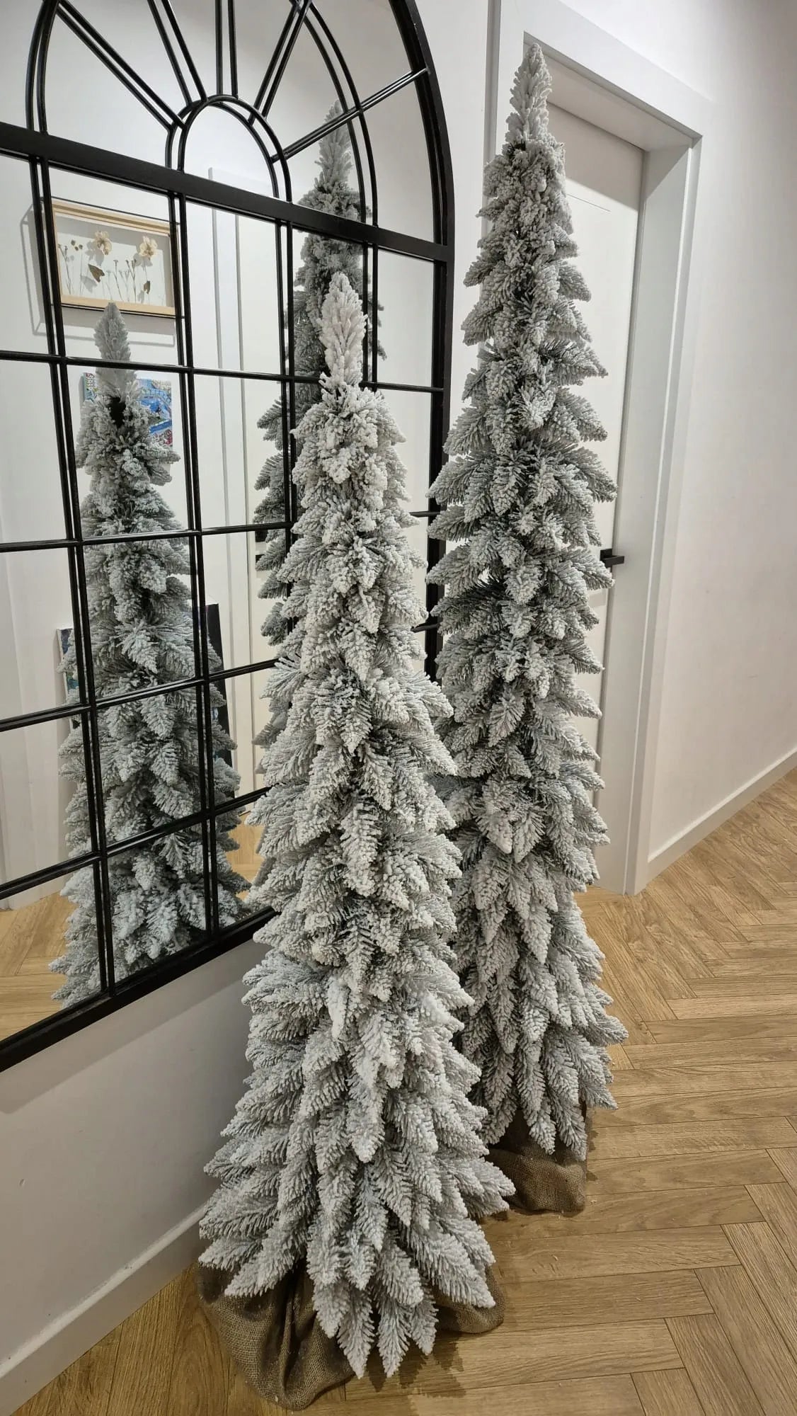 Dirbtinė siaura eglutė SLIM Tatrų eglė su sniegu 110 cm